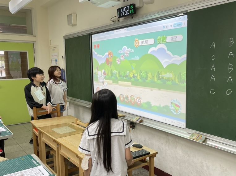 《圖說》農業局特別將水保知識轉化為生動的數位互動體驗，以有別於傳統單向授課方式，讓學童深刻了解水土保持在生態保育、環境保護及防災減災上的重要功能。〈農業局提供〉