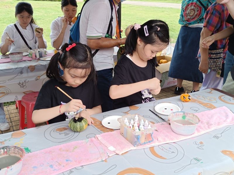 《圖說》全國大南瓜比賽暨展售會現場進行彩繪南瓜DIY資料照片。〈農業局提供〉