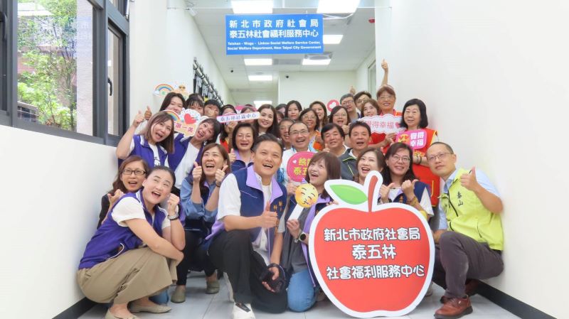 《圖說》侯友宜市長前往泰五林社會福利服務中心及泰山義學小型作業所，親切與學員們互動手作，並感謝第一線社工的付出。〈民政局提供〉