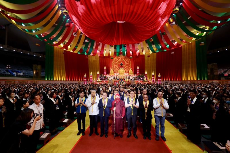 《圖說》靈鷲山水陸空大法會，祈求世界眾生和平安樂、生態永續，前排左一民政局長林耀長。〈民政局提供〉