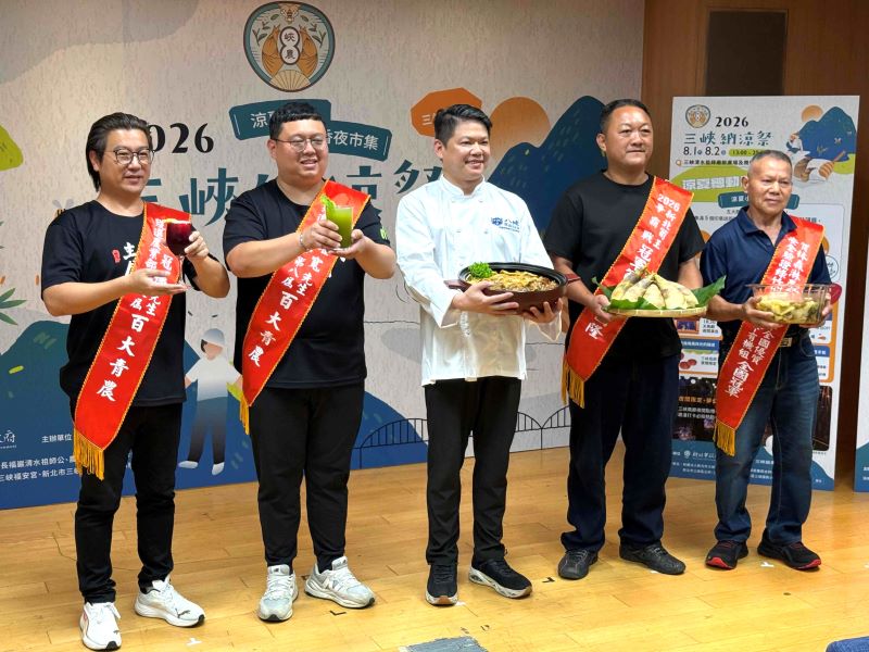 《圖說》今天記者會推出料理合作新品,三峽區農會持續透過跨域結合,拓展農產品銷售通路。〈記者葉柏成攝〉