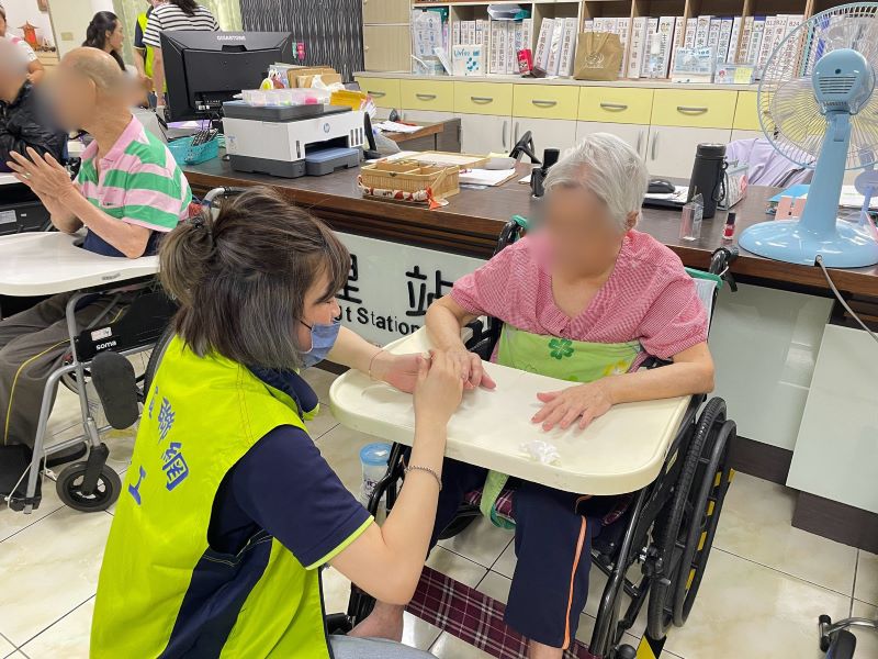 《圖說》當天企業志工們個別與住民話家常、傾聽長者生命故事,不僅讓現場洋溢溫馨氛圍,也藉此增進世代間的交流。〈社會局提供〉