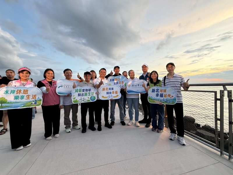 《圖說》侯友宜市長解鎖淡水金色水岸海堤自行車道。〈高灘處提供〉