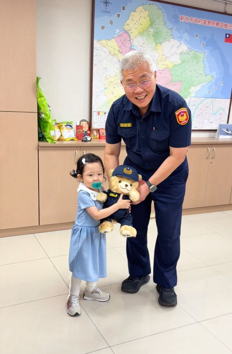 《圖說》局長方仰寧致贈湘荷妹妹警察熊熊娃娃。〈警察局提供〉