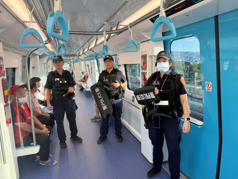 《圖說》捷運警察隊三鶯分隊員警於車廂內巡邏。〈市警局提供〉