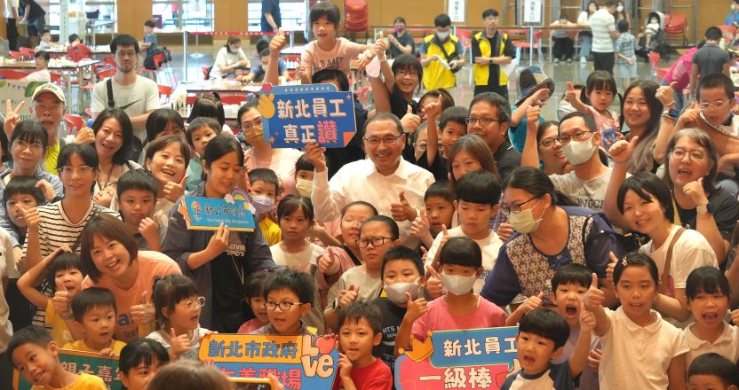 《圖說》侯友宜市長與市府員工及眷屬共同合影，為115年員工親子嘉年華留下歡樂回憶。〈人事處提供〉
