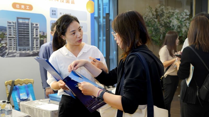 《圖說》現場廠商與參展業者熱絡交流,拓展產業合作商機。〈經發局提供〉