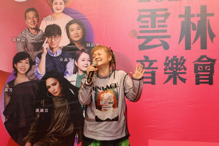 「娃娃」金智娟獻唱經典歌曲《河堤上的傻瓜》,提前為音樂會揭開序幕。